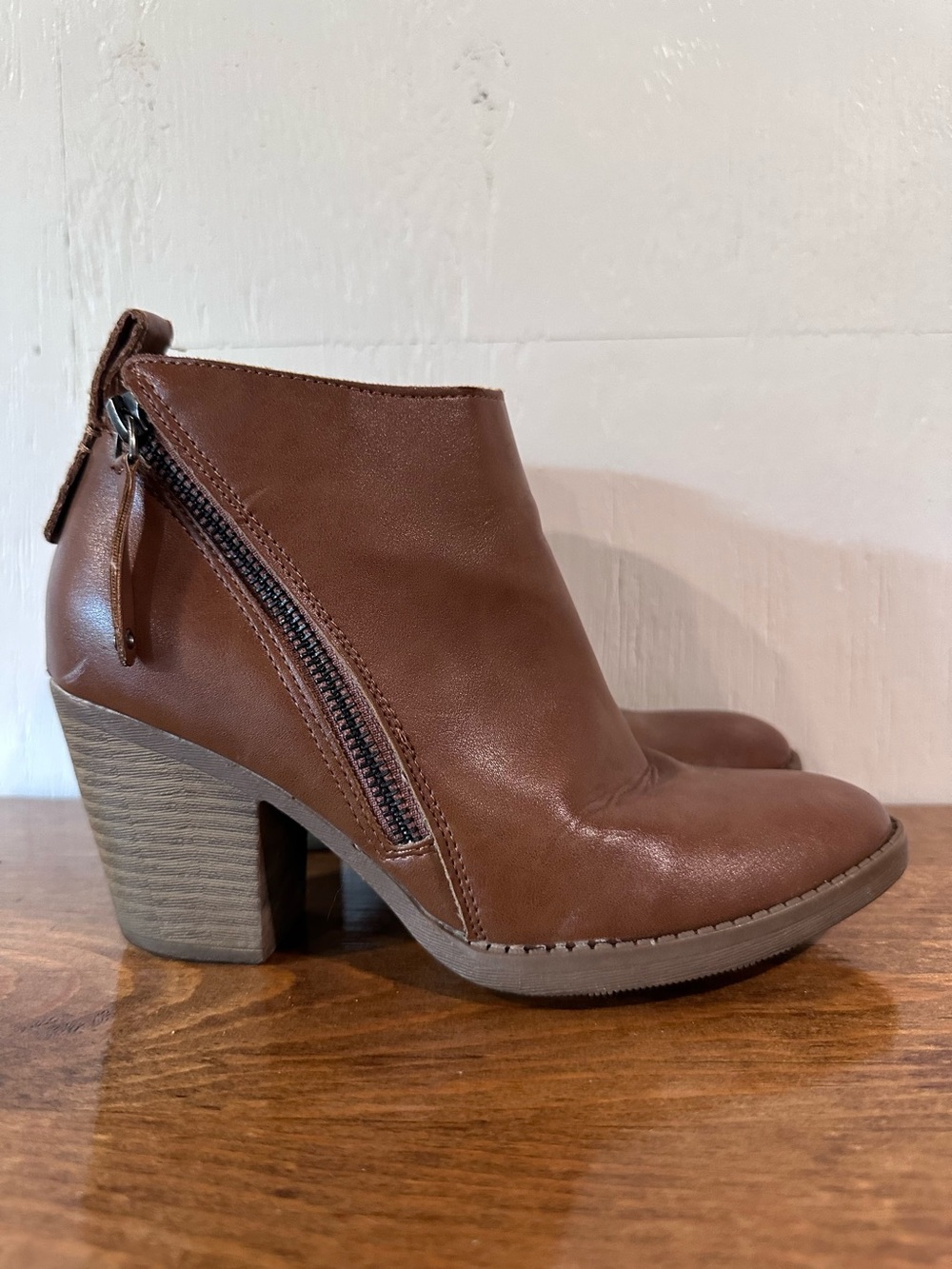 Massini Women's Brown Leather Zip Ankle Booties